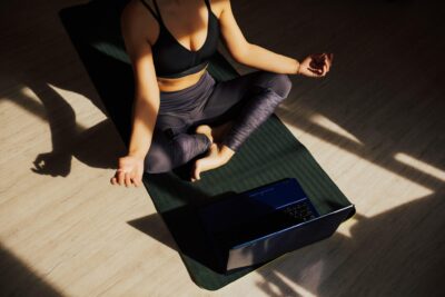 cropped-image-of-young-woman-training-yoga-at-home-relaxed-healthy-sport-woman-in-fitness-clothes-at_t20_N0WEad