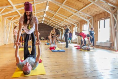 happy-couple-enjoying-doing-acro-yoga-together_t20_Yw6RyX